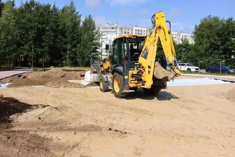 На ул. Флотской в Калининграде создают мемориальный сквер: укладка покрытий, установка малых архитектурных форм и посадка декоративных деревьев.