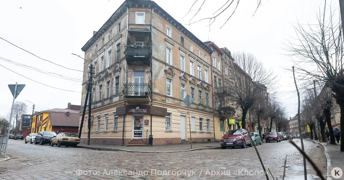 Муниципалитет пояснил, что из‑за ограниченного бюджета брусчатку по городу не переложат; при этом покрытие в историческом центре оставят как часть культурного наследия.