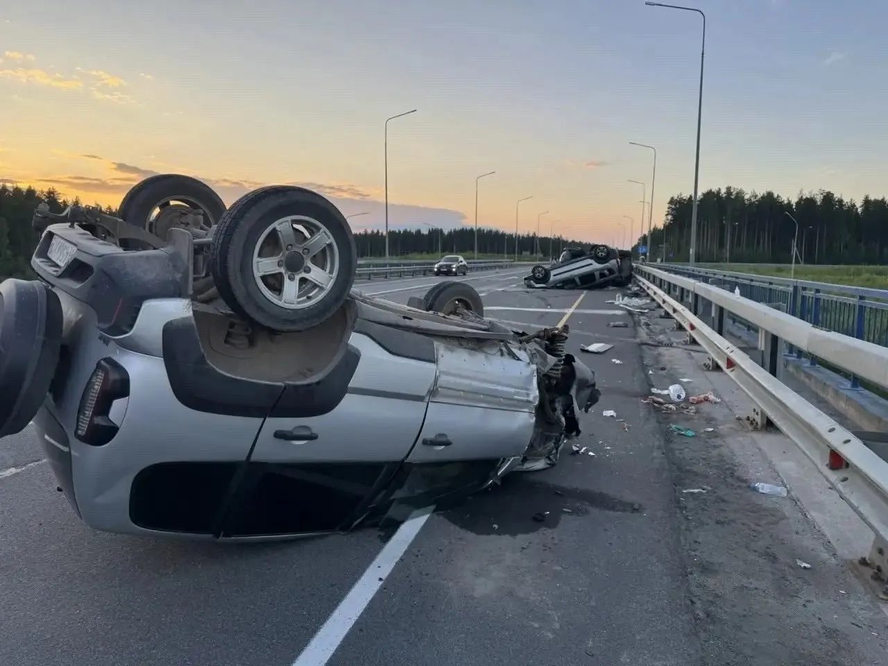 На 444-м км трассы «Кола» водитель «Шевроле Нива» выехал на встречную полосу: столкнулись три автомобиля. Четверо пострадавших, включая двоих детей, госпитализированы. По факту ДТП работает ГАИ.