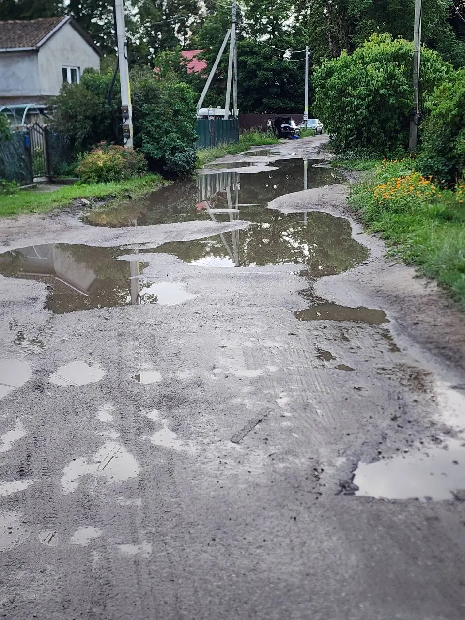 В посёлке Покровское Янтарного городского округа улицы приходят в негодность уже более десяти лет — жители говорят, что ремонт дорог не в приоритете у администрации, которая делает ставку на развитие турсферы.