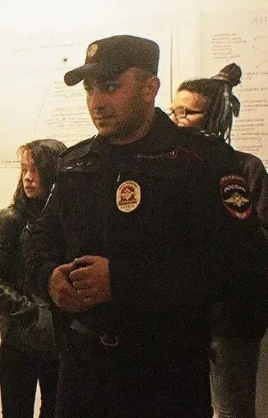 Суд в Санкт‑Петербурге лишил условно на 3,5 года бывшего замначальника полиции по делу о превышении полномочий при избиении коммерсанта; прокуратура просила 4 года колонии.