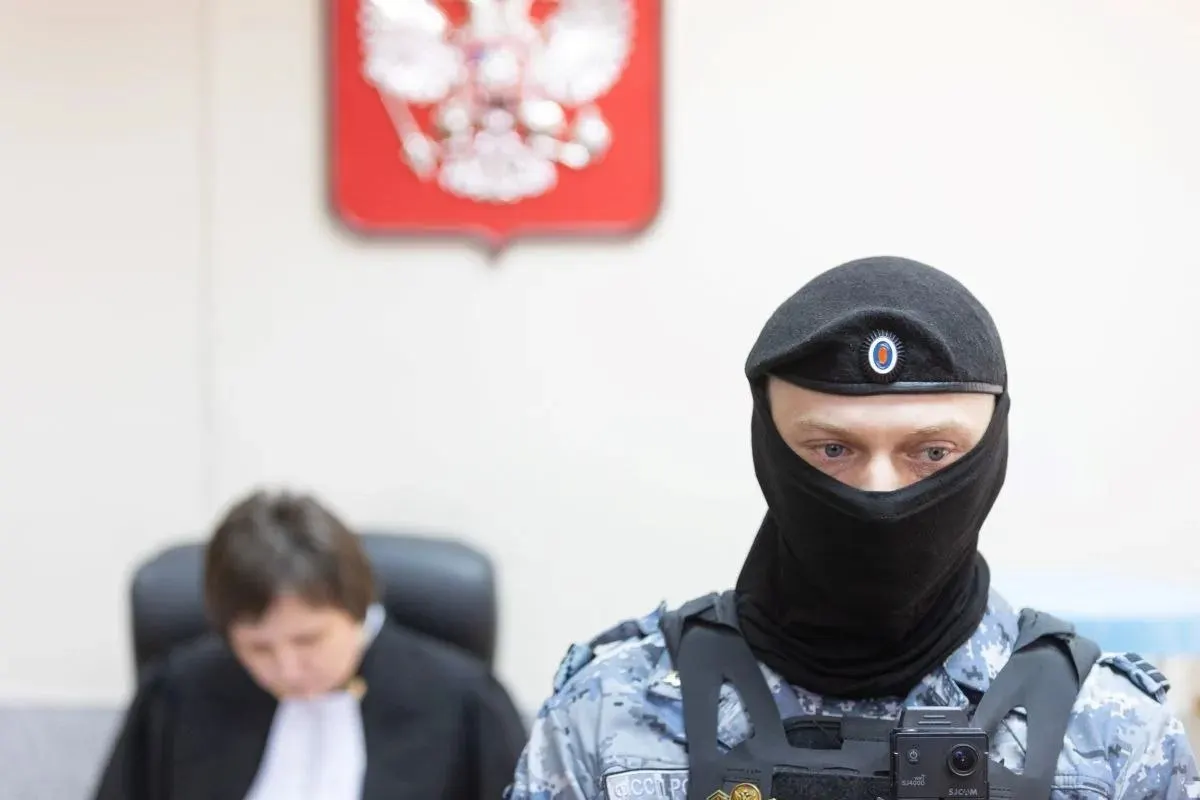 Приставы взыскали более 1,1 млрд рублей; суды вынесли 202 приговора. Один отец — многодетный петербуржец — получил 280 часов обязательных работ за долг почти 215 тыс. рублей.