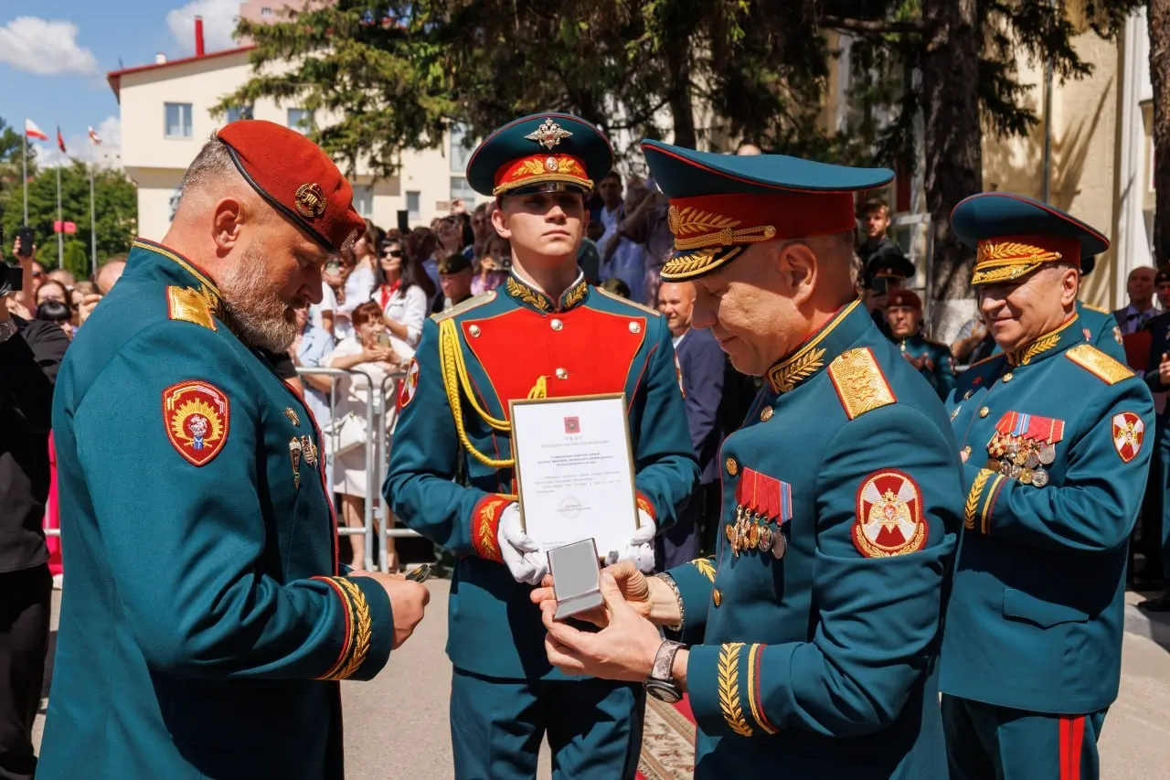 Начальнику Саратовского института войск национальной гвардии Александру Белоглазову вручили погоны генерал-лейтенанта. Награждение провёл заместитель директора и главнокомандующий войсками национальной гвардии генерал-полковник Анатолий Маликов.