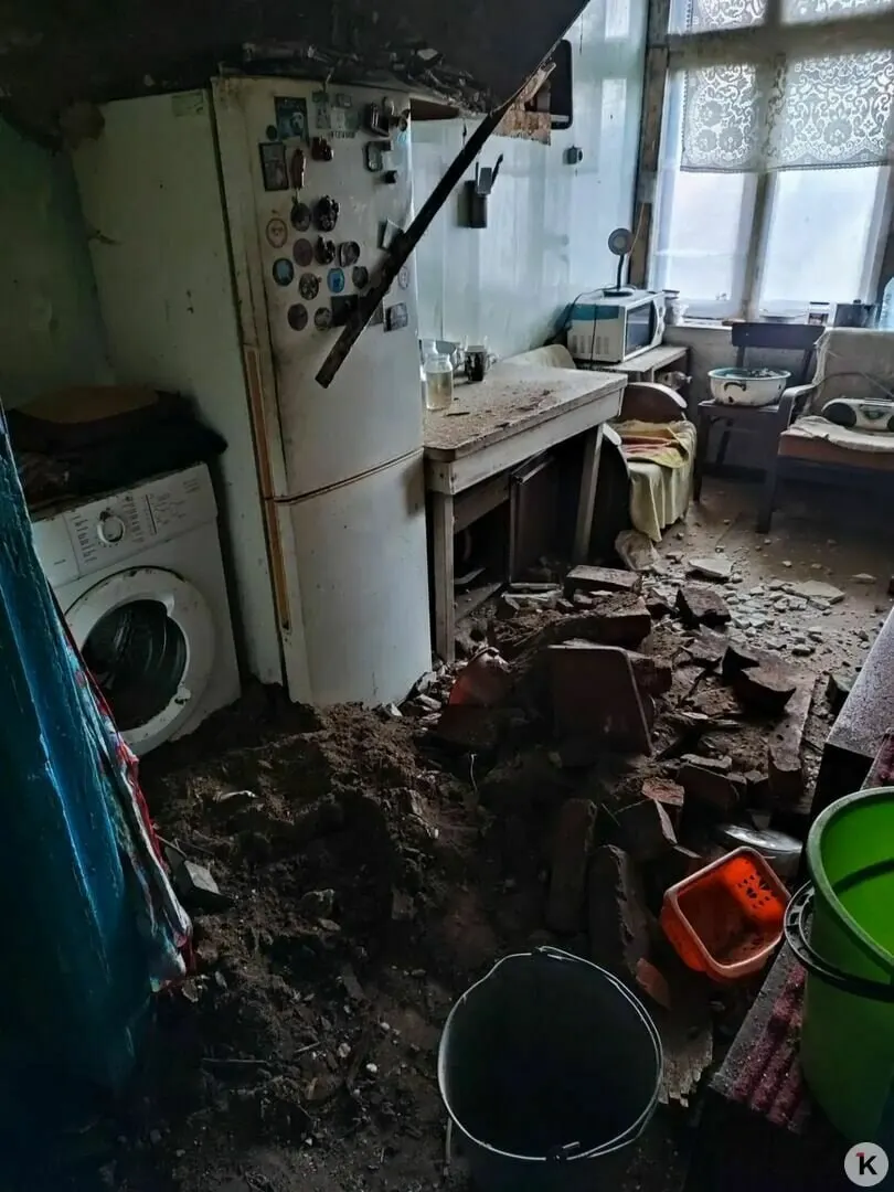 В доме довоенной постройки в Славском округе провалился потолок в кухне квартиры — жильцы добиваются признания дома непригодным для проживания и ждут результатов технического обследования.