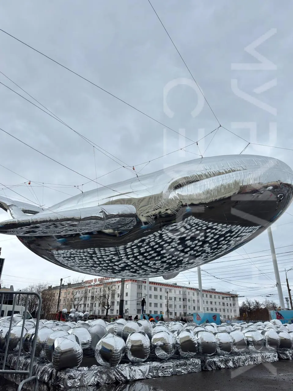 Центр городского развития без торгов заключил договор с ИП на обследование двух уличных надувных фигур за 130 000 ₽. Передача контракта единственному поставщику вызывает вопросы о целесообразности таких расходов.