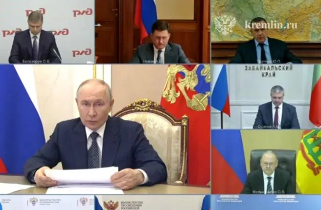 На совещании с президентом обсуждали обеспечение топлива для органов власти и граждан, а также меры по наращиванию мощностей через малые НПЗ и поддержку малого бизнеса.