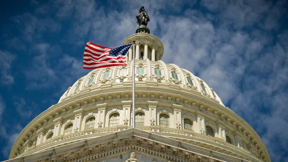 Более 60 сенаторов проголосовали за законопроект, дающий президенту США полномочия вводить персональные и секторальные санкции против российских властей, банков и компаний; предусматриваются пошлины на нефть и газ до 100%, ограничения для энергетических проектов и запрет на покупку суверенного долга.