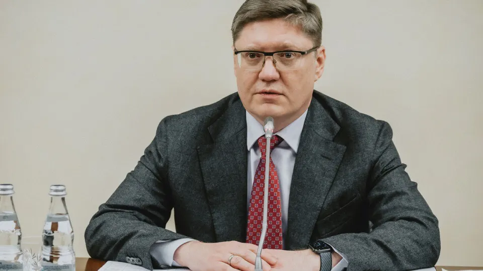 Заместитель руководителя фракции заявил, что перебои с бензином — следствие ударов по НПЗ, пообещал меры по восстановлению мощностей и раскритиковал идею национализации, в то же время в регионах вводят ограничения и возникают очереди на АЗС.