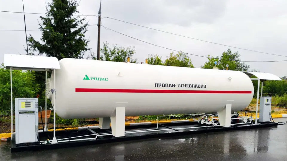 На фоне топливного кризиса россияне массово переоборудуют автомобили на газ: дефицит комплектующих и рост цен удлиняют сроки установки и повышают риск нелегальных переоборудований.