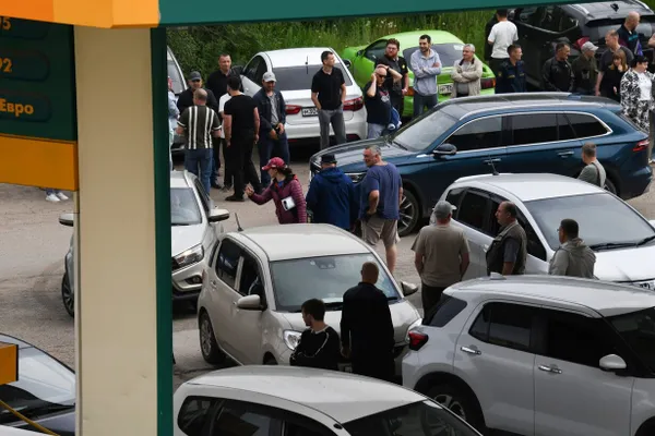 Пенсионеру стало плохо, пока он ожидал возможности заправить автомобиль; бригада скорой помощи провела реанимацию, но спасти его не удалось. Инцидент произошёл на фоне топливного кризиса и долгих очередей на заправках в разных регионах.