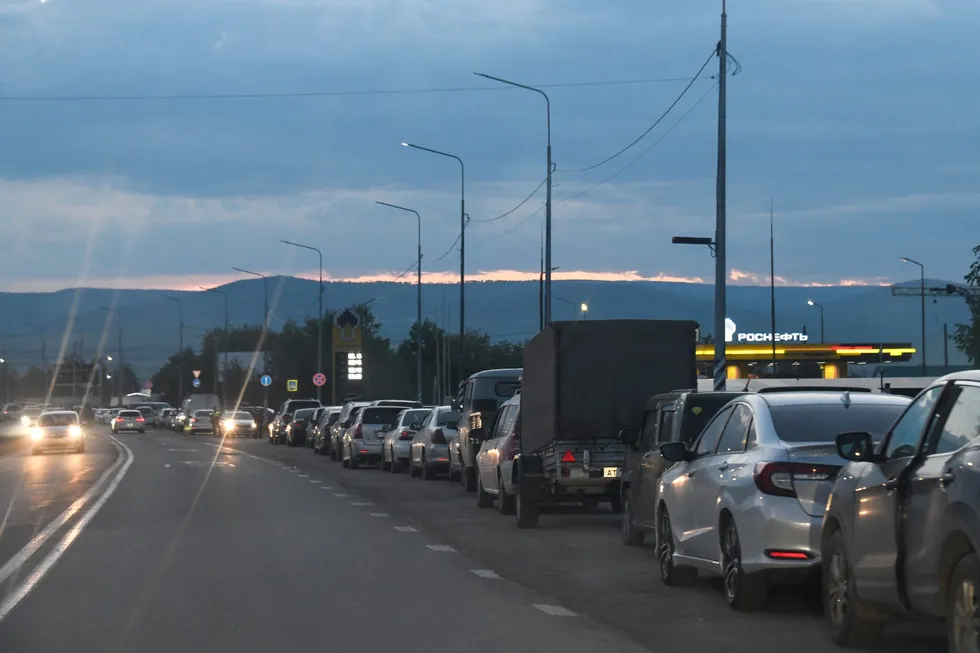 Путешествие через страну обернулось многосуточной стоянкой в километровой очереди за бензином: пассажир рассказал о 39 часах ожидания на заправке в Чите, лимитах выдачи топлива и жизни в очереди.