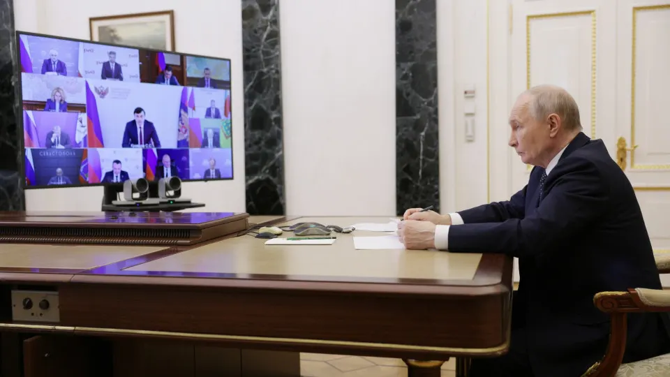 Президент одобрил предложение главы Забайкалья о строительстве небольших нефтеперерабатывающих заводов на фоне острого дефицита топлива после ударов беспилотников; власти ввели ограничения на экспорт и розничные продажи топлива.