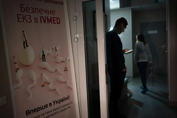Депутаты приняли поправки в закон «О ветеранах», которые позволят женщинам из числа жен участников боевых действий, вдовам и женщинам‑ветеранам с инвалидностью бесплатно пройти процедуру экстракорпорального оплодотворения.