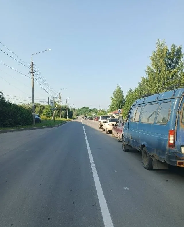На предвыборном собрании в Белозерске пообещали прислать бензовоз «в подарок ко Дню города». Жители встали в очередь, но объявленная доставка не прибыла; в областном правительстве заявили, что городская АЗС работает круглосуточно.