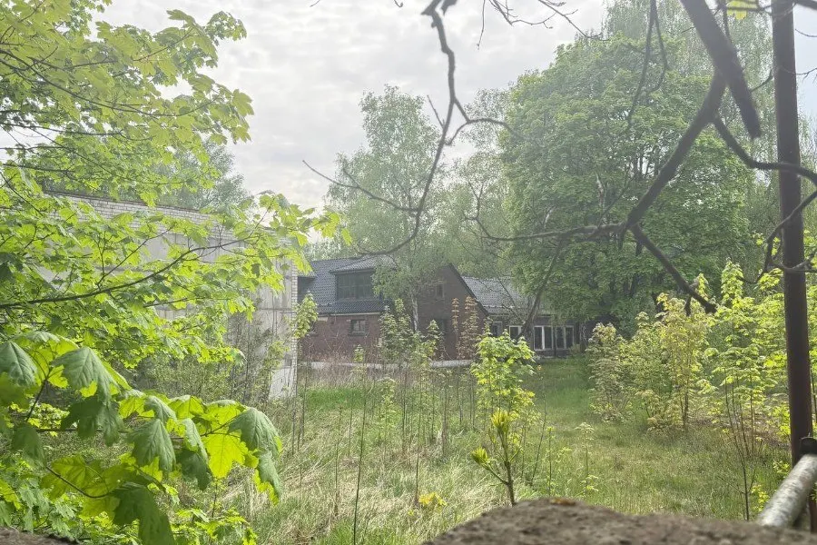 Бывший военный городок №32 на улице Суворова, где с 2021 года развивали креативный кластер, включён в прогноз приватизации — объекты планируют выставить на публичные торги. Агентство по имуществу не предоставило данных о расходах на проект.