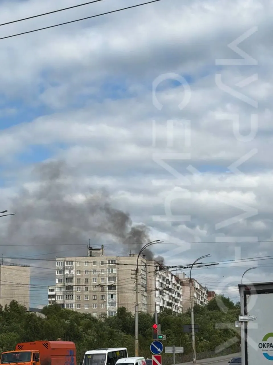 В районе дома на Кольского, 137 виден чёрный дым — очевидцы сообщают о пожаре в квартире. Информация уточняется.