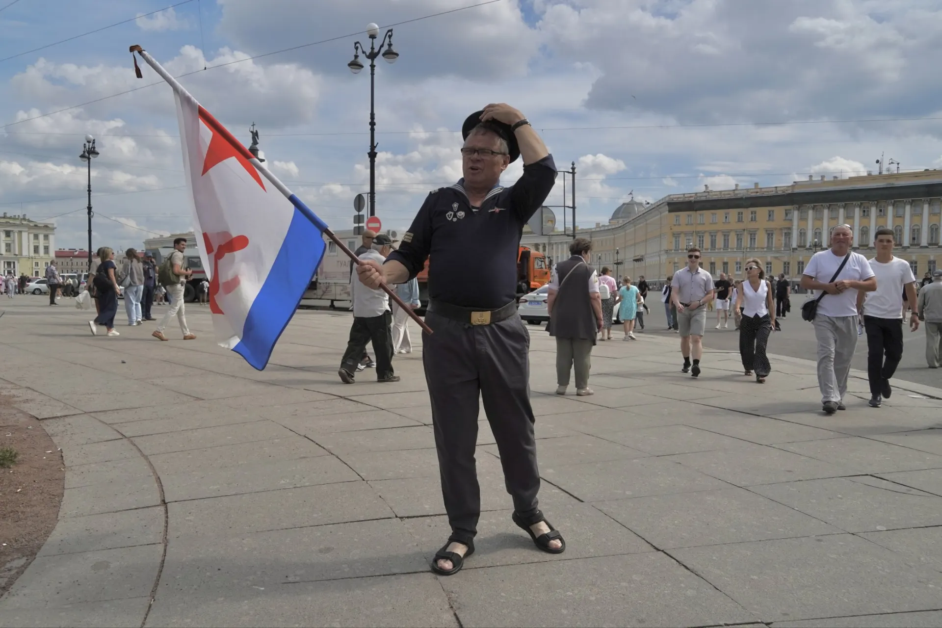 В центре Петербурга в День ВМФ интернет частично работает по «белым спискам», празднования проходят без парада и салюта: на улицах заметно меньше людей, были временные перекрытия движения.