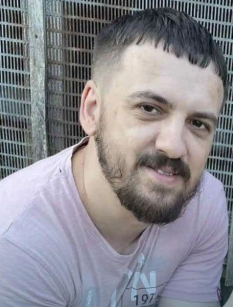 Антон Сычёв, приговорённый в 2024 году к двум годам лишения свободы по обвинениям в «призывах к терроризму», освободился из колонии в Новгородской области. Ранее его задержали в аэропорту Домодедово за репост видео и проводили закрытые слушания.