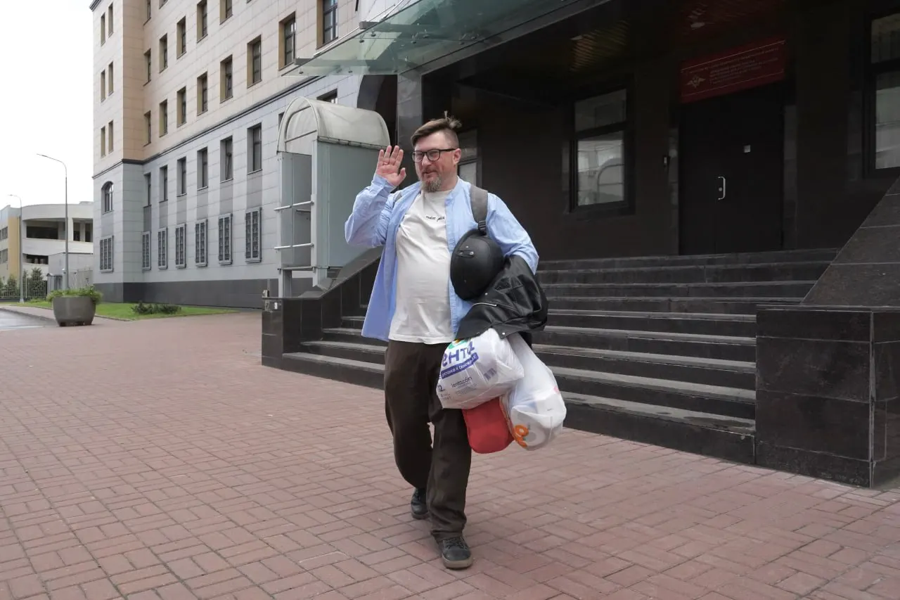 Олег Мухин утверждает, что пришёл на интервью в Петергоф и сразу попал под задержание; суд назначил ему 10 суток. Телевизионная служба, готовившая сюжет о памятнике, заявила, что не располагает сведениями о его деятельности и не может комментировать задержание.