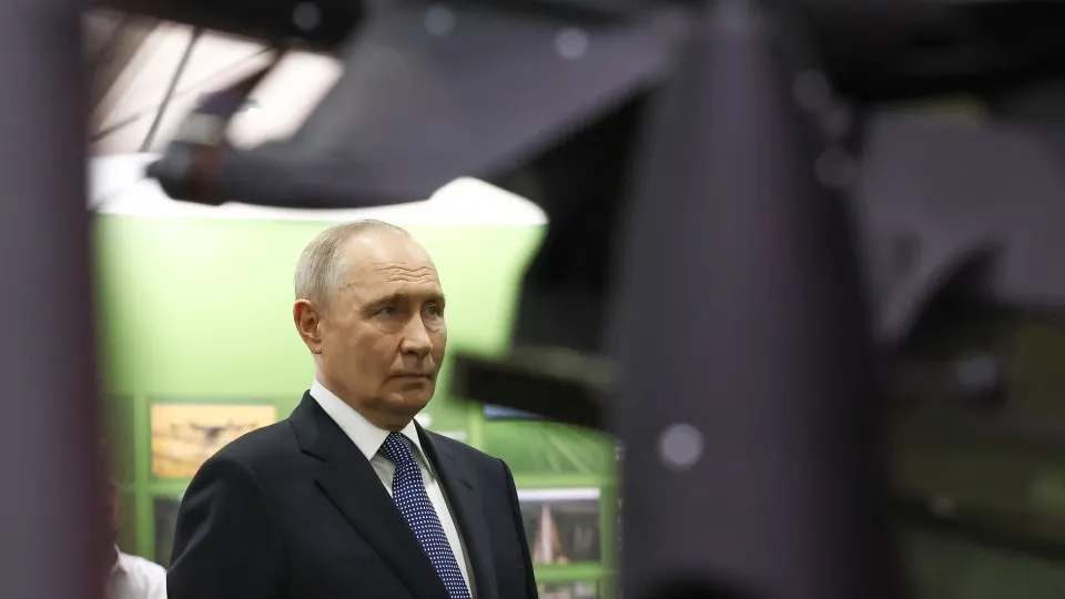 На форуме «Все для победы» президент заявил, что через Общероссийский народный фронт граждане добровольно направили около 70 млрд рублей для поддержки спецоперации. Между тем военные расходы достигли рекордных значений и могут вырасти ещё сильнее.