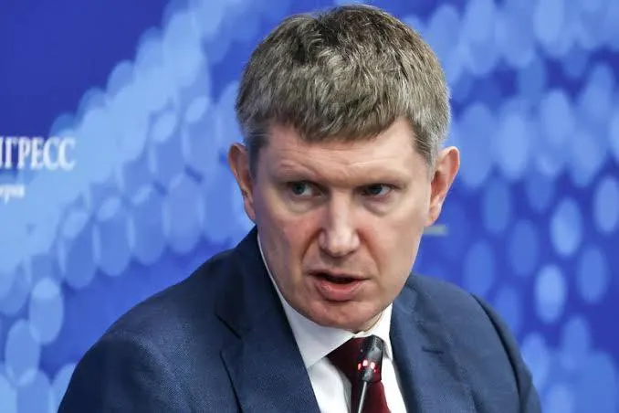 Минэкономразвития объявило, что с 1 сентября 2026 года гостиницы с более чем 50 номерами обязаны принимать постояльцев без документов при подтверждении личности через государственный мессенджер. Ведомство пообещало поддержку для подключения систем и обучения персонала.