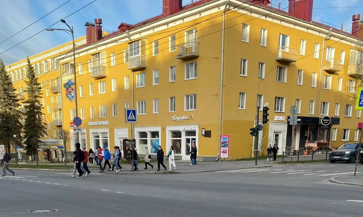 По итогам 2025 года средняя номинальная зарплата в Петрозаводске составила около 94 тыс. ₽; наивысшие доходы у госслужбы — около 110 тыс. ₽.