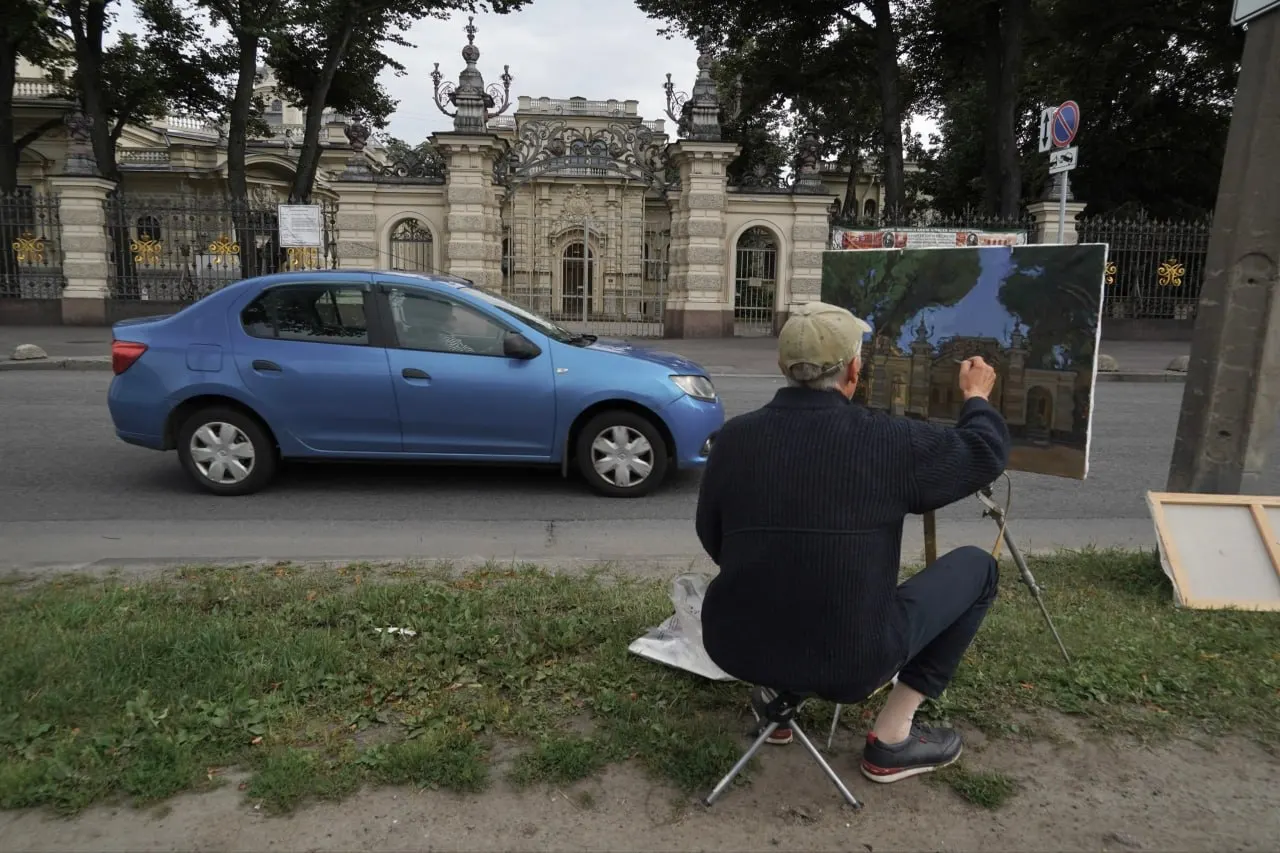 Коротко: в Петербурге — задержания и открытие памятника; в России и мире — предложение Токаева о приостановке боевых действий, телефонные мошенники, сбои ChatGPT и старт РПЛ.