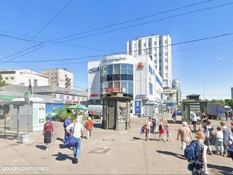 Прокуратура Василеостровского района подала в суд: галерею у ТЦ «Далпорт» признали самовольной пристройкой и просят снести около 15% площади (примерно 220 кв. м.), которые сужают проход к вестибюлю метро. Ранее в торговом центре выявляли нарушения пожарной безопасности и антитеррористической защищённости.