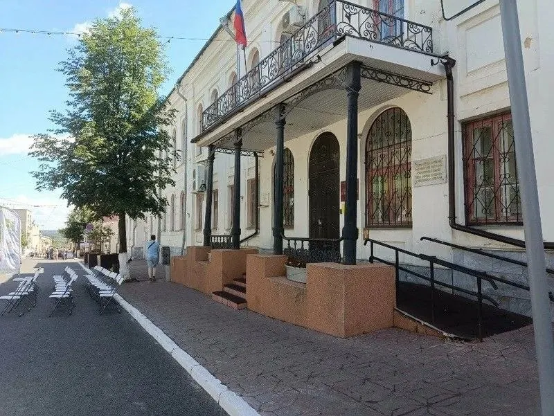 Ленинский районный суд Кирова оштрафовал эколога и кандидата от «Яблоко» Владислава Архипова по ст. 20.3 КоАП; из‑за штрафа он может быть снят с выборов на год.