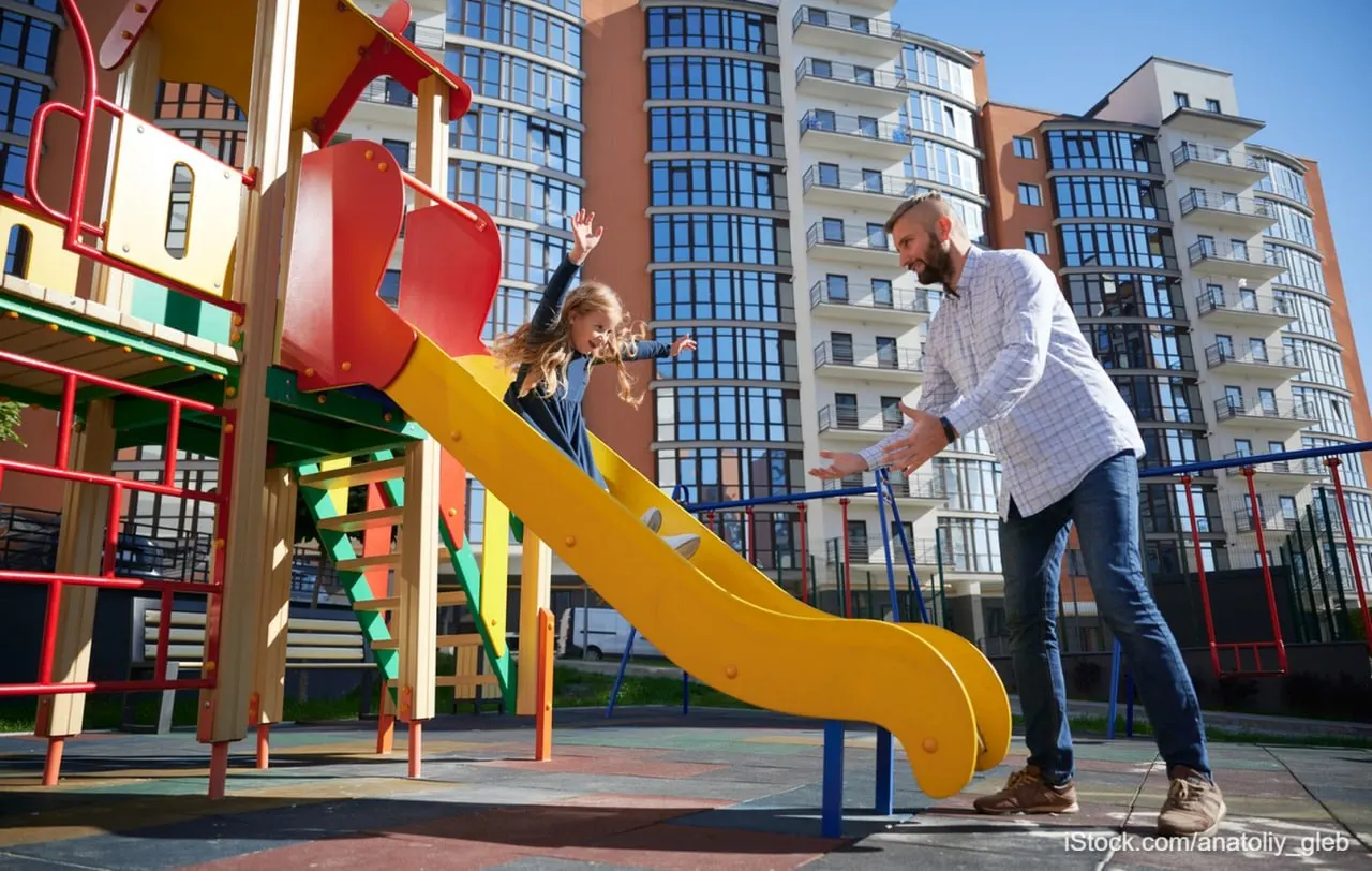 Дворы новых домов в Петербурге уже не заполняют «по остаточному принципу»: они влияют на спрос и цену жилья, требуют значительных вложений и должны быть одновременно эффектными и экономичными в обслуживании.
