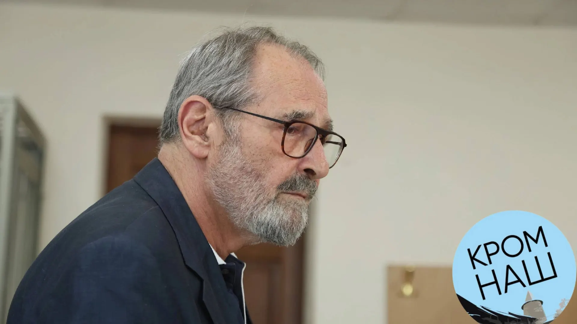 В суде по объединённому уголовному делу свидетель — психиатр и психолог — рассказал о знакомстве с Львом Шлосбергом, работе с ним над телефоном доверия и охарактеризовал политика как спокойного, внимательного и заботящегося о людях. Власти считают его иноагентом; он оспаривает этот статус.