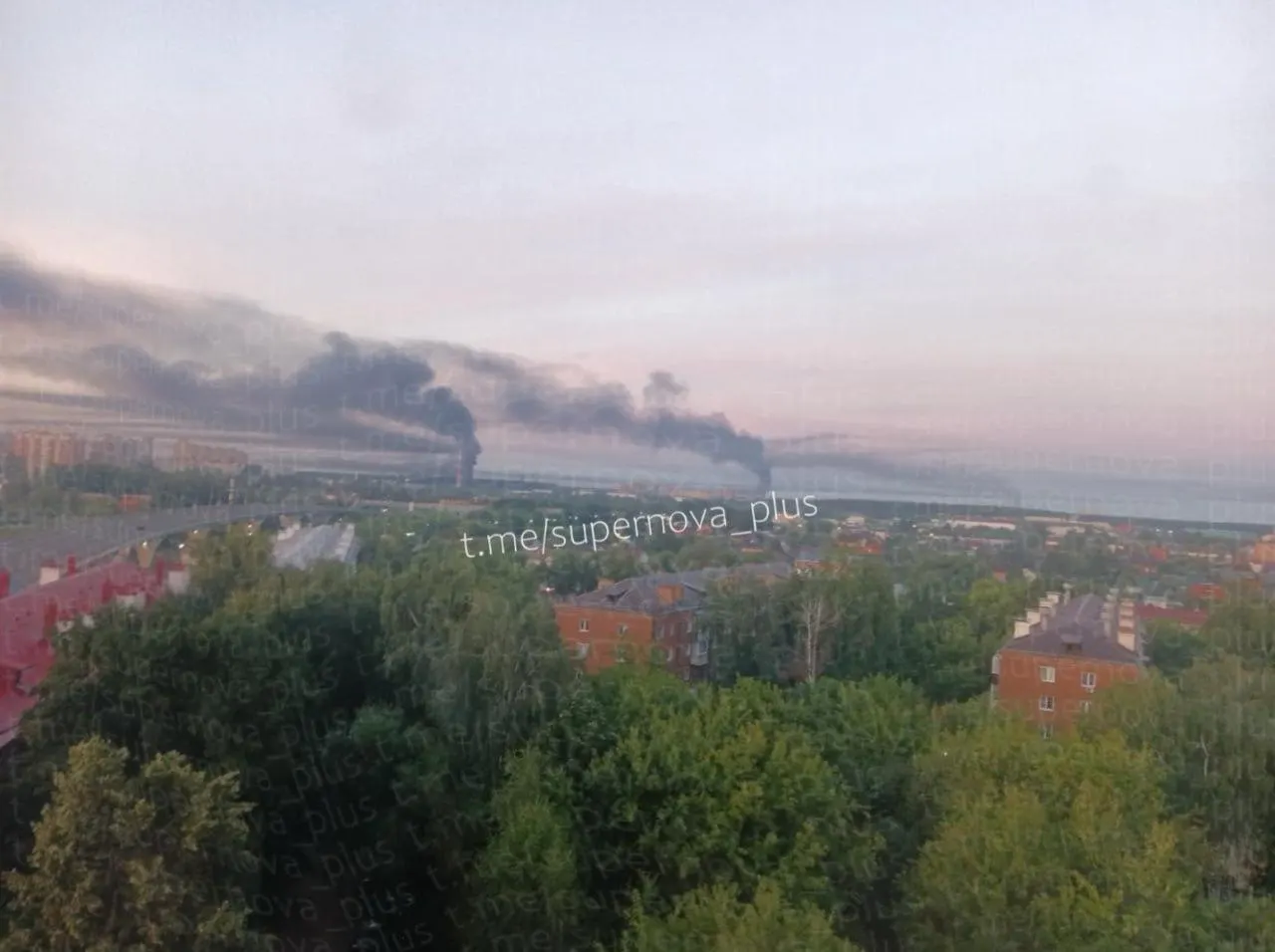 За ночь: более 400 беспилотников направлялись в сторону Москвы, есть пожары и сообщения об ударах по базе под Подольском; пострадавшие в Белгородской области; в Москве арестован ученый; в Череповце открыли памятник Сталину; в Новосибирске угроза срыва отопительного сезона; Испания — чемпион мира.