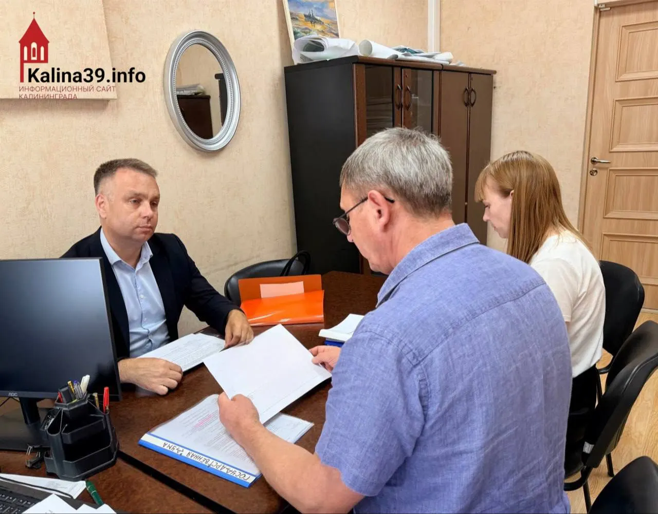 Полиция составила протокол о демонстрации «экстремистской символики» и доставила кандидата в суд. Защитника не пустили в зал, дело рассматривает Ленинградский районный суд Калининграда.