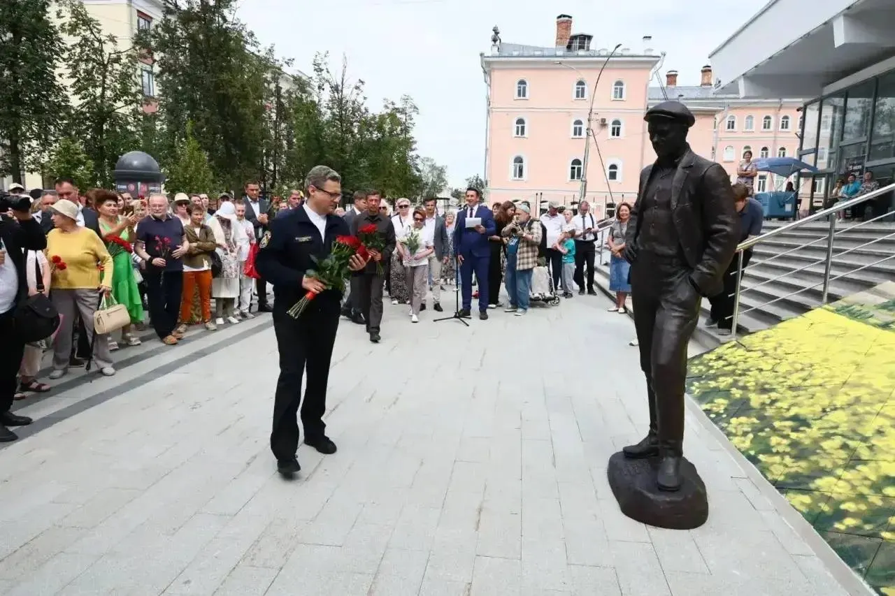 В центре Вологды установлен бронзовый монумент в честь режиссёра и писателя Василия Шукшина. Дочь актёра отметила глубинный смысл работы и поблагодарила вологжан.