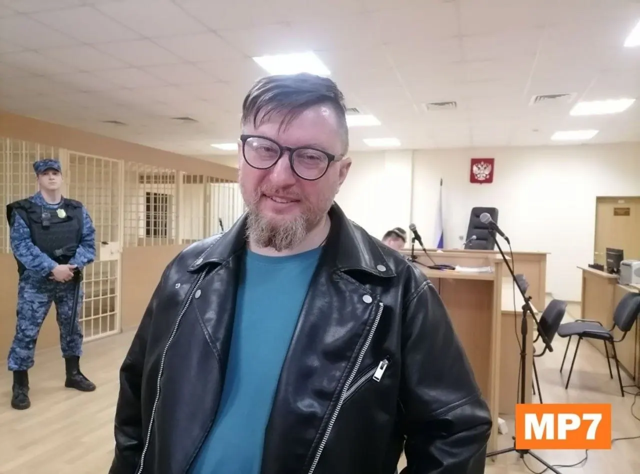 Смольнинский районный суд признал директора фонда «Голодай» виновным по статье о демонстрации «экстремистской символики» из-за ссылок на публикации в Instagram 2020 года. Адвокаты указывают на процессуальные нарушения.