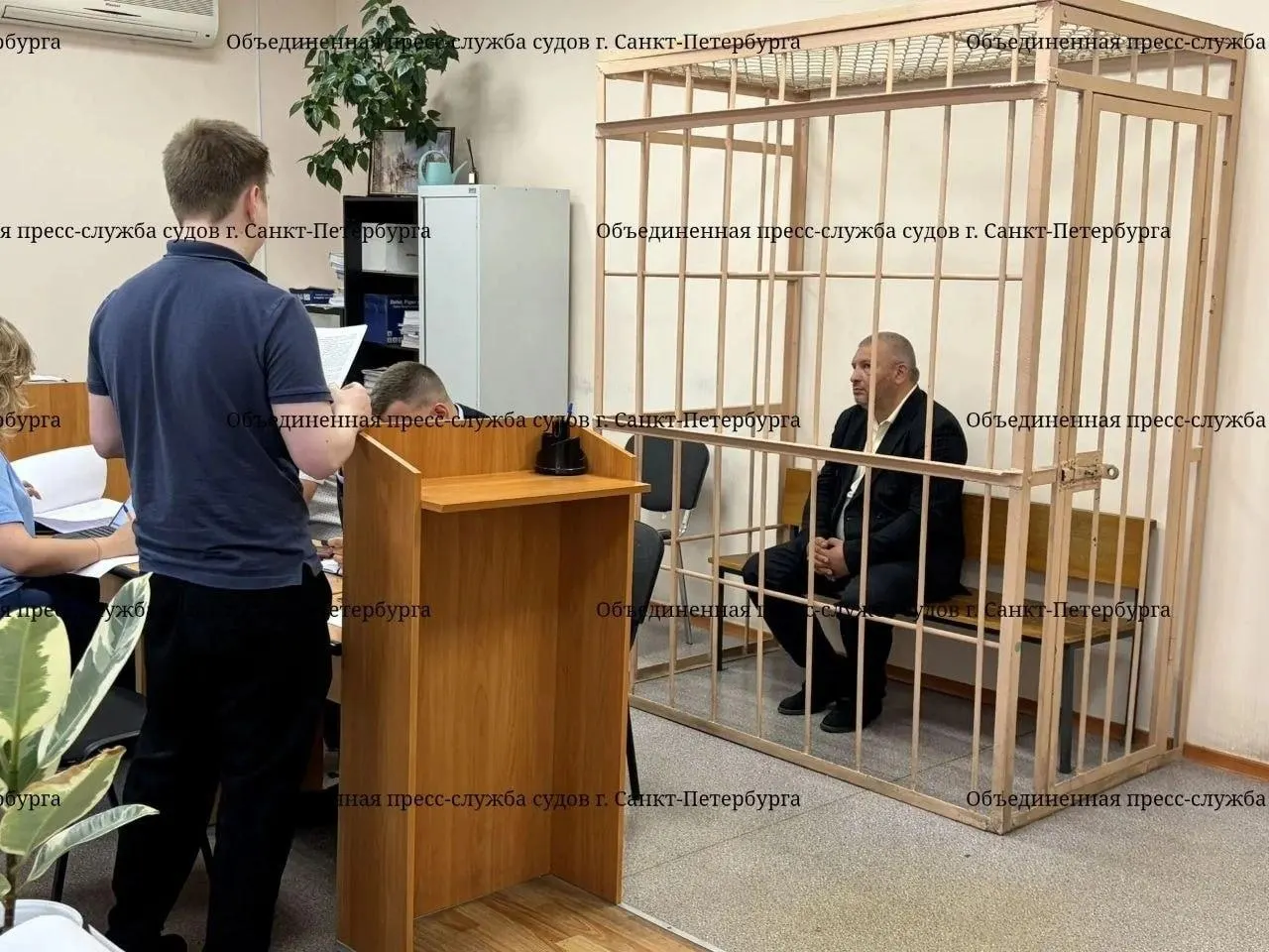 Он убеждал возлюбленную в уникальных заслугах и допусках, просил сначала 300 тысяч, а затем под предлогом производства беспилотников получил 35 миллионов рублей; сейчас его арестовали по делу о крупном мошенничестве.