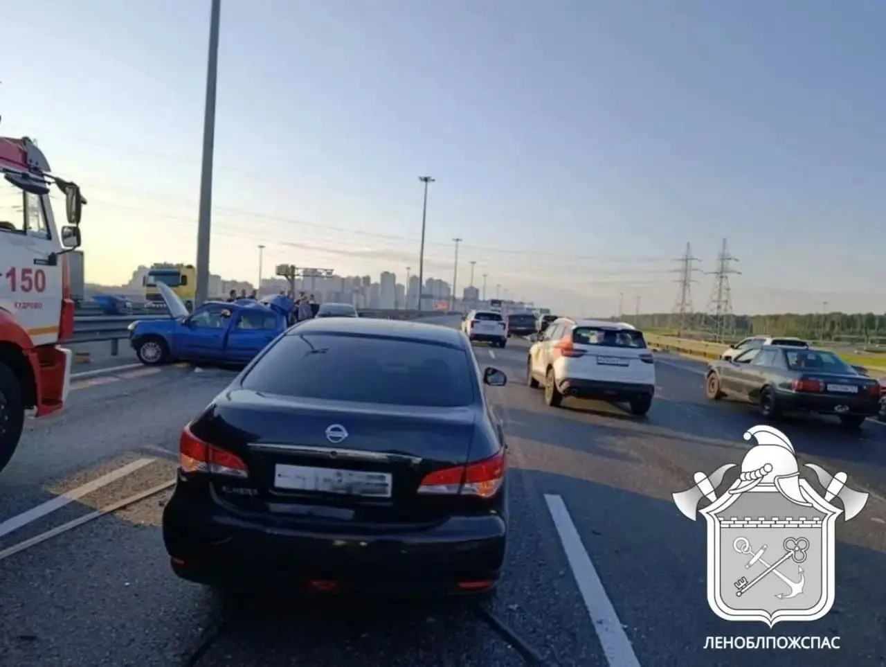 Столкновение легковых автомобилей на Кольцевой автодороге привело к гибели одного человека, ещё один пострадавший госпитализирован; движение частично ограничено.