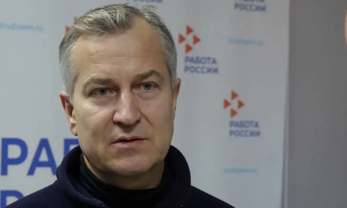 На 5‑м км трассы Конышевка — Макаро‑Петровское столкнулись три автомобиля. 15‑летняя пассажирка скончалась в больнице, замгубернатора Александра Чепика и его водителя ранения не коснулись.