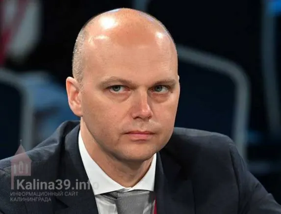 В Калининградской области перебои с бензином в ряде муниципалитетов связывают с тем, что некоторые независимые АЗС не рассчитывались с поставщиками по 6–7 месяцев. Поставки им прекратили, из‑за чего выросли очереди на других станциях.