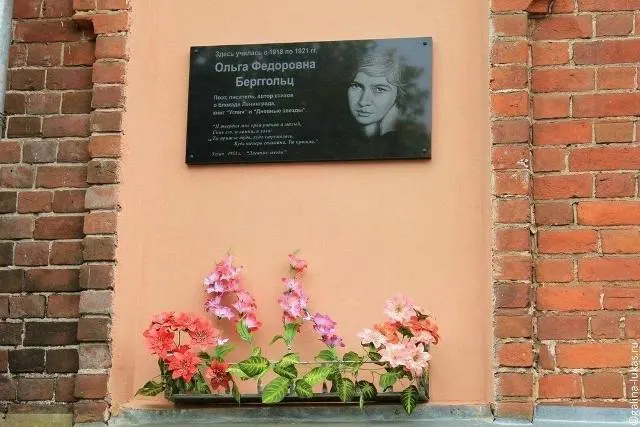 Школе №117 в Петербурге грозит снос ради строительства Большого Смоленского моста. Градозащитники оспаривают решение в суде, но судебная экспертиза не выявила признаков, которые требовали бы охраны здания.