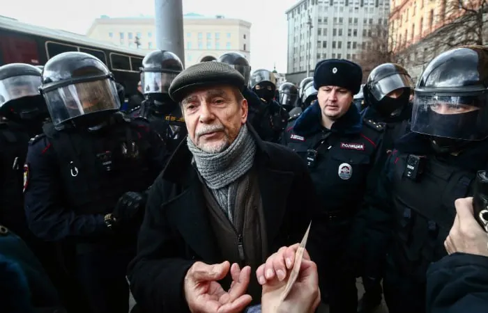 В Хорошевском суде Москвы началось заочное рассмотрение уголовного дела против 84‑летнего правозащитника: обвинение просит 6,5 года и запрет администрировать сайты на 10 лет.