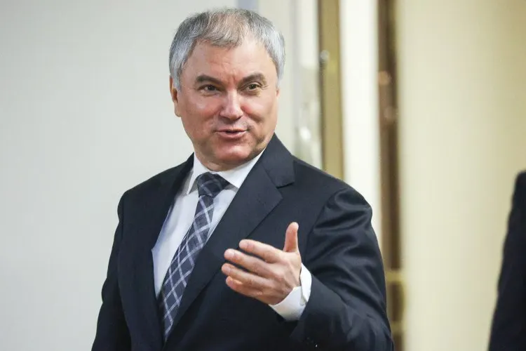Спикер Госдумы предложил развивать рельсовый электротранспорт как более дешёвую и экологичную альтернативу личным автомобилям и наземному метро на фоне дефицита топлива. Приоритет — там, где сохранены выделенные полосы.