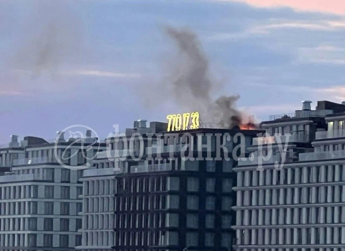 На Петровском острове в Санкт-Петербурге загорелась кровля строящегося здания площадью около 150 кв. м. По данным МЧС, пожар потушен, пострадавших нет.