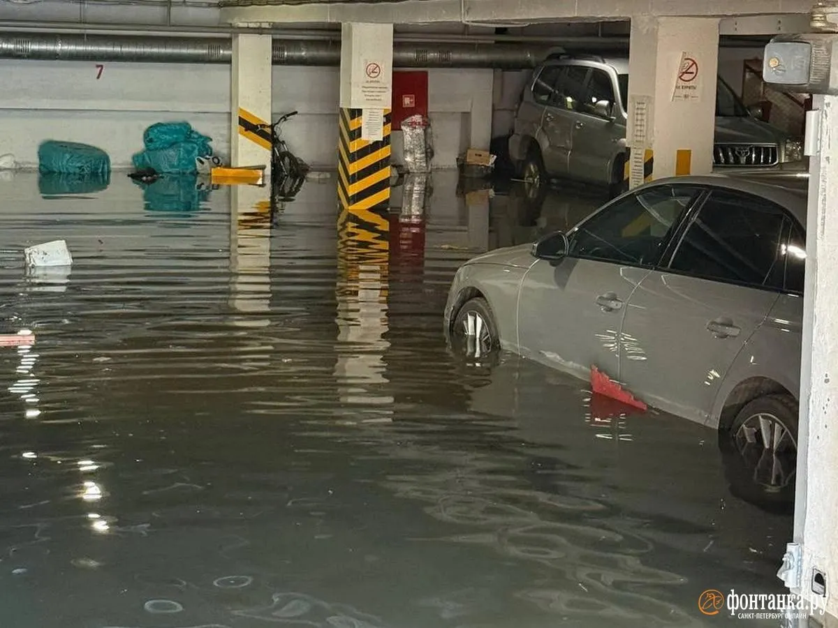 Из-за мощного дождя вода заполнила подвал и паркинг: автомобили и личные вещи оказались под водой. ТСЖ сообщает о работах и заявке в Водоканал, пострадавших нет.