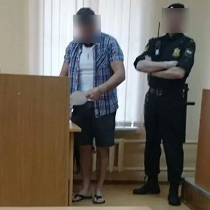 Посетителей суда теперь могут не пустить в грязной или рваной одежде, в спортивной или пляжной форме, в шортах выше колена и в вещах с оскорбительными надписями или рисунками.