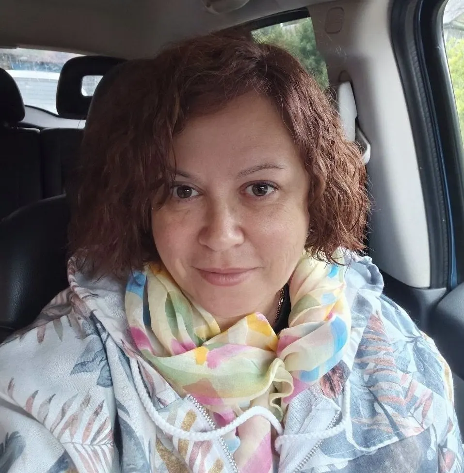 Петродворцовый районный суд Санкт‑Петербурга привлек к административной ответственности градозащитницу Аллу Андрееву по ст. 20.3.1 КоАП РФ после её критики сноса здания ВНИИБ; она намерена обжаловать решение.