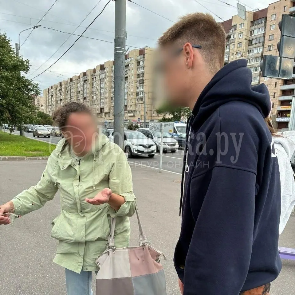 На проспекте Большевиков двое на электросамокате наехали на женщину на «зебре»; пострадавшей оказали помощь на месте.