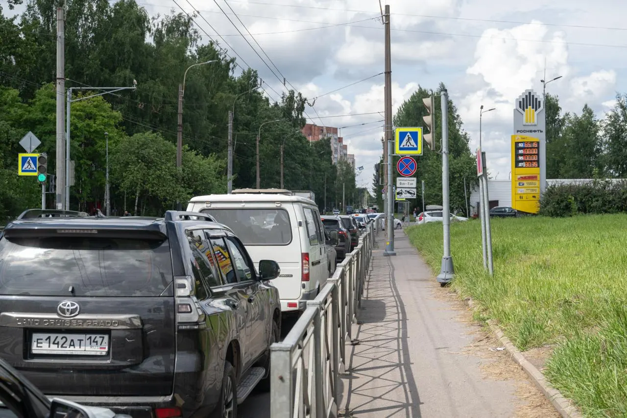 Несмотря на разрешение оборота бензина стандарта Евро‑3 в июле, петербургские заправки сообщают, что пока получают и продают топливо по нормам Евро‑5; работники предлагают водителям проверять паспорта качества поставок.