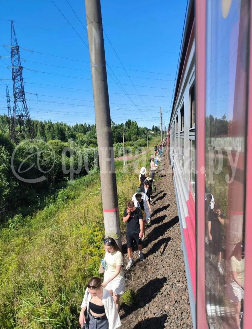 Состав остановился по техническим причинам, пассажиров пересадили на следующую «Ласточку».