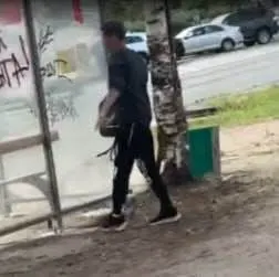 Мужчина из Архангельска нанес экстремистскую надпись на остановку и совершил несколько краж; суд назначил ему четыре года колонии строгого режима.